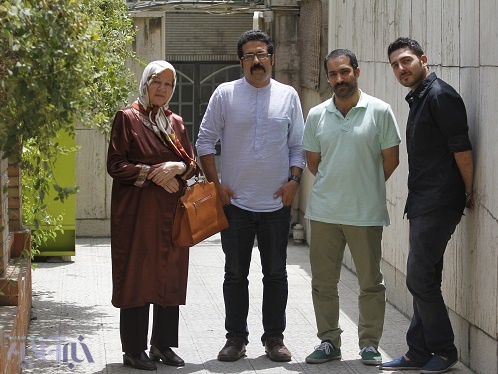 آبروداری پردردسر یک خانواده تهرانی / پای حرف‌های کارگردان و بازیگران برف در کافه خبر
