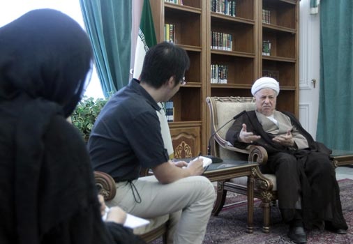 هاشمی رفسنجانی: دخالت نظامی در عراق نمی کنیم/تفاوت دیپلماسی روحانی و احمدی نژاد در حد یک کتاب است