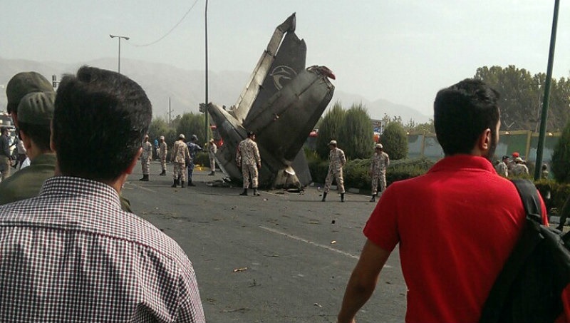 هوایپما در منطقه مسکونی سقوط نکرد/ ۳ تا ۷نفر زنده ماندند/ ۵ نفر به بیرون پرت شدند/ جعبه سیاه خارج شد