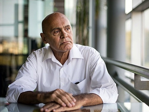 غافلگیر شدن جمشید هاشم‌پور در پردیس ملت / سوپر استار سینمای دهه 60 تقدیر شد