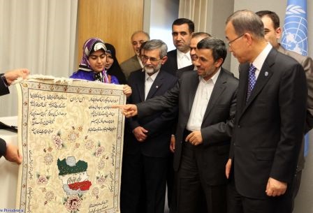 نکته بینی دو کاربر خبرآنلاین درباره قالیچه جنجالی: یقه دولت خاتمی را بگیرید نه احمدی نژاد!