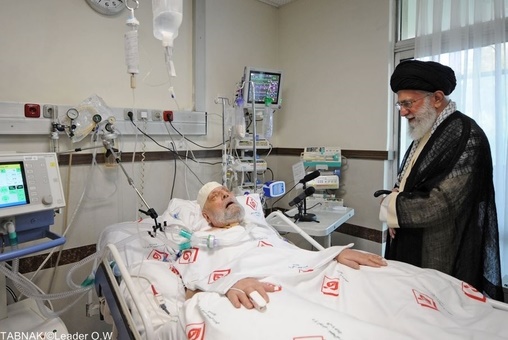 عیادت رهبر انقلاب از آیت‌الله مهدوی کنی 