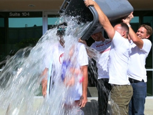 مخالفان چالش سطل آب یخ چه می‌گویند؟ / نظر کاربران خبرآنلاین درباره کمپینی که به ایران رسید