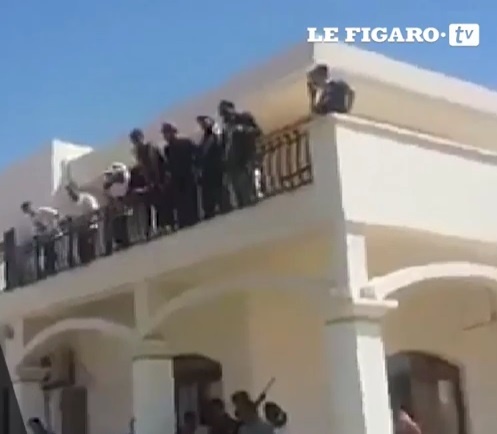 فیلم جشن گرفتن اسلامگرایان لیبی در استخر منزل سفیر آمریکا