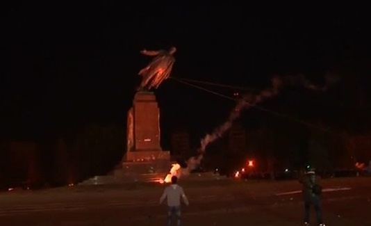 مجسمه لنین در خارکف اوکراین به زیر کشیده شد