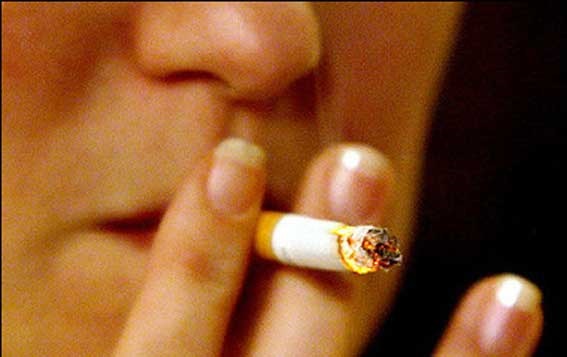 ترفند صنایع دخانی برای جذب خانم‌ها به سیگار/ چرا زنان بیشتر هدف تبلیغات قرار گرفته‌اند؟