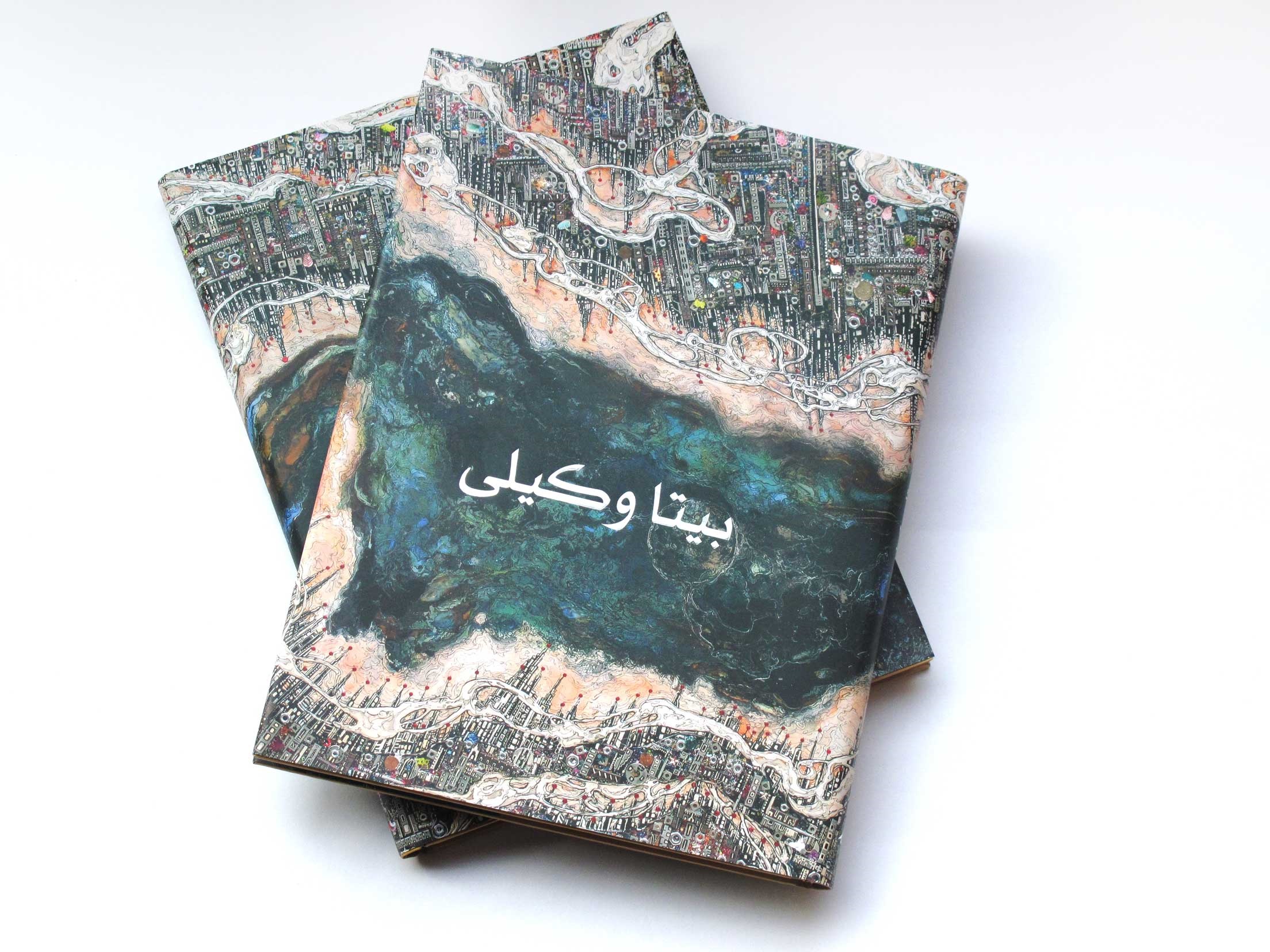 رونمایی از آثار یک نقاش در یک کتاب