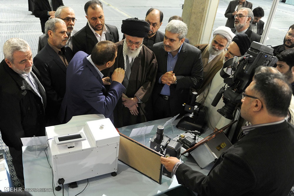 بازدید رهبر معظم انقلاب از نمایشگاه دستاوردهای فناوری نانو