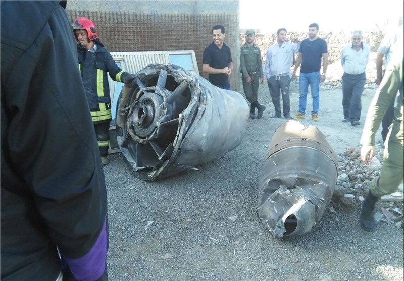 تصاویری از سقوط قطعاتی از یک هواپیما حوالی اسلامشهر / فرود اضطراری در فرودگاه مهرآباد