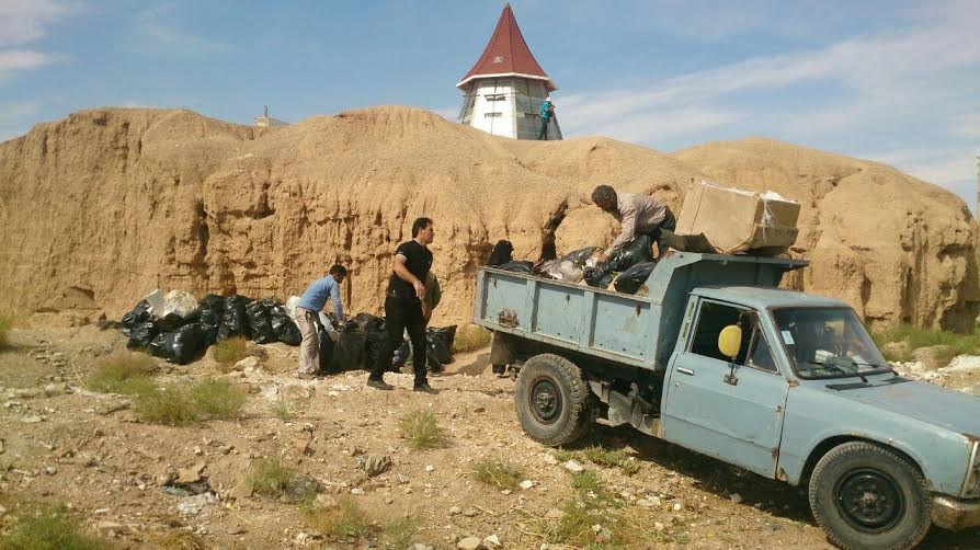 توسط دوستداران میراث فرهنگی سمنان محوطه باستانی چال خندق پاکسازی شد