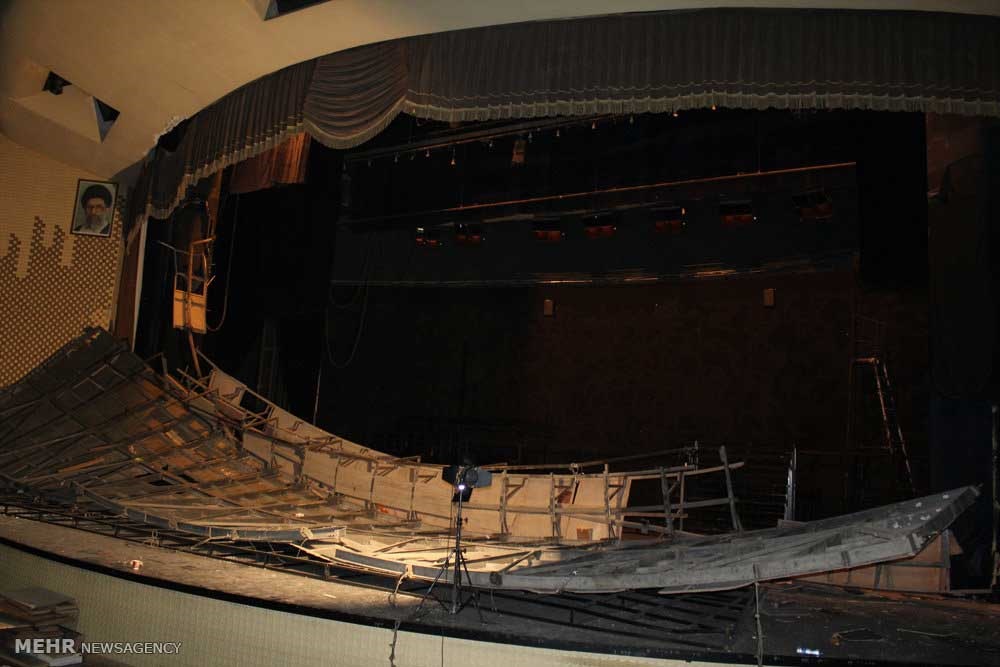 ریزش بخشی از سقف سالن اصلی تئاتر شهر/ عکس