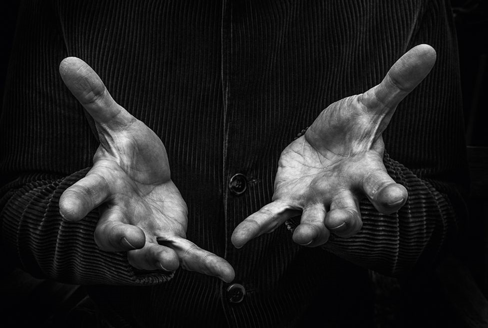 نتیجه‌ی کار عکاسی که 20 سال از دست‌های مردم عکس گرفت