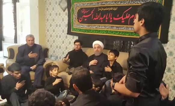 نوجوانانی که در حضور رئیس‌جمهور با جان و دل سینه می‌زنند/ لحظاتی از عزاداری روحانی در کنار مددجویان