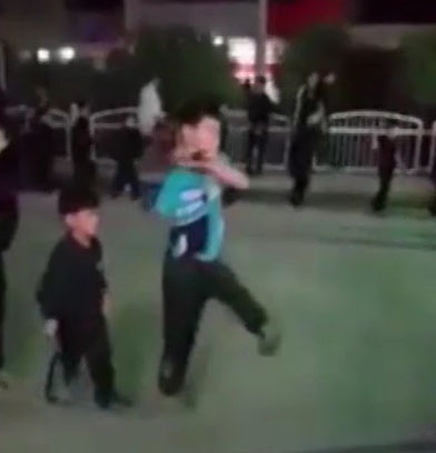 عزاداری عاشقانه کودکی که فقط یک دست و یک پا دارد