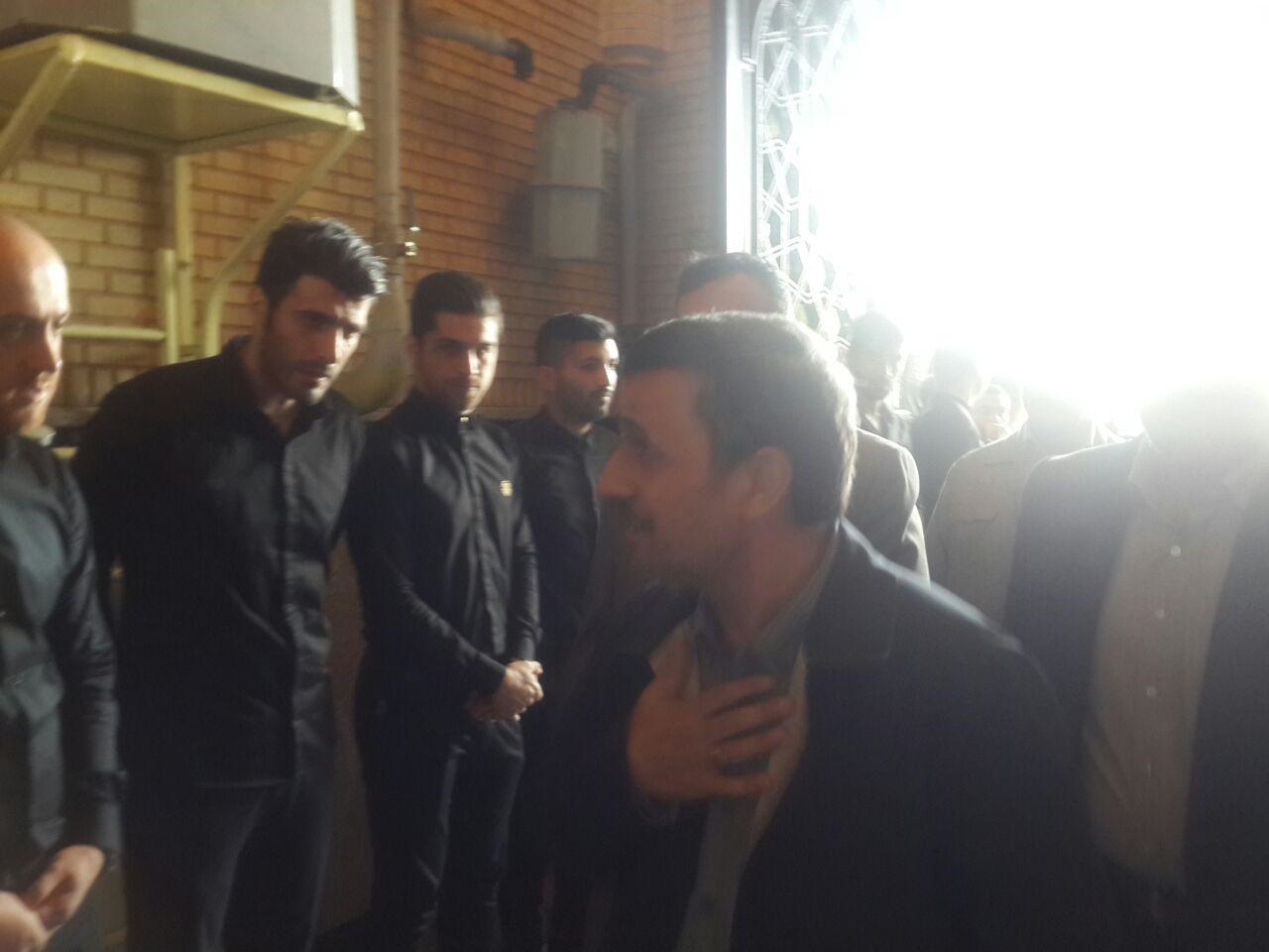 محمود احمدی نژاد به مراسم ختم هادی نوروزی رفت/«من بازی های استقلال و پرسپولیس را می بینم»