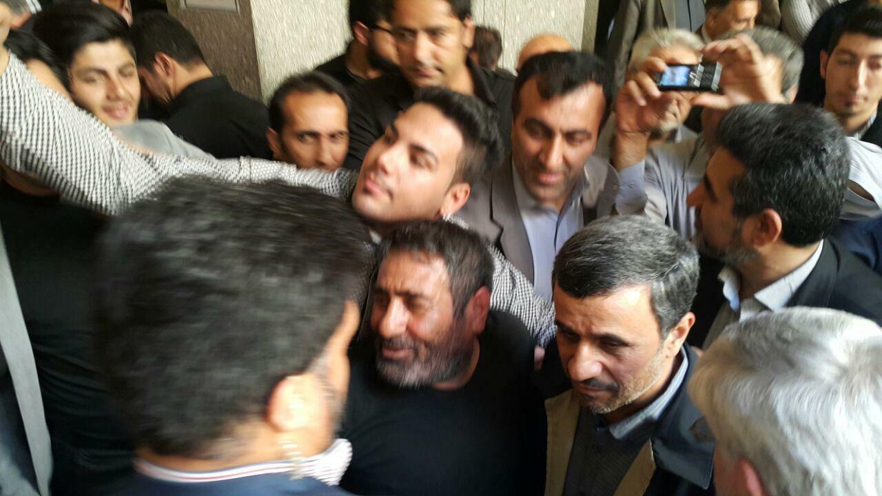 احمدی نژاد و حضور در ختم هادی نوروزی/عشق به فوتبال یا مجالی برای دیده شدن؟