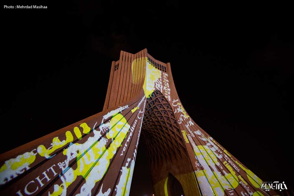 وقتی هنرمند آلمانی برج آزادی را نورباران کرد 