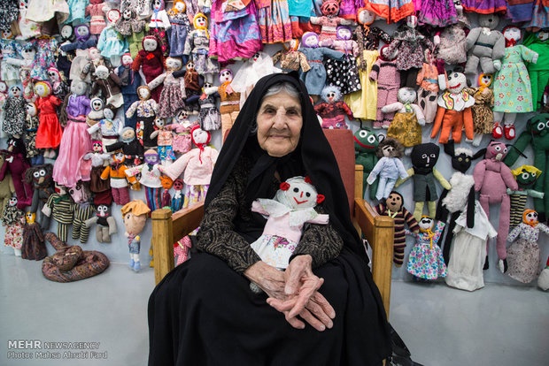 مادربزرگ ۹۰ ساله هنوز برای بچه‌ها عروسک می‌سازد