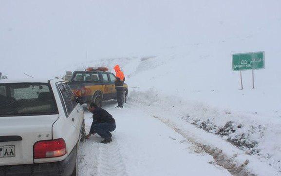 بارش برف جاده شاهین دژ - تکاب را در استان آذربایجان غربی مسدود کرد