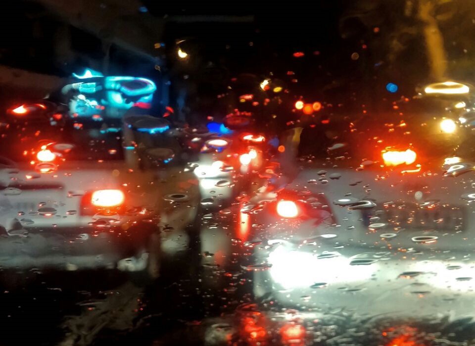 باران خیابان های تهران را قفل کرد/ افزایش تصادفات/ تصویری از وضعیت ترافیک خیابان‌های پایتخت