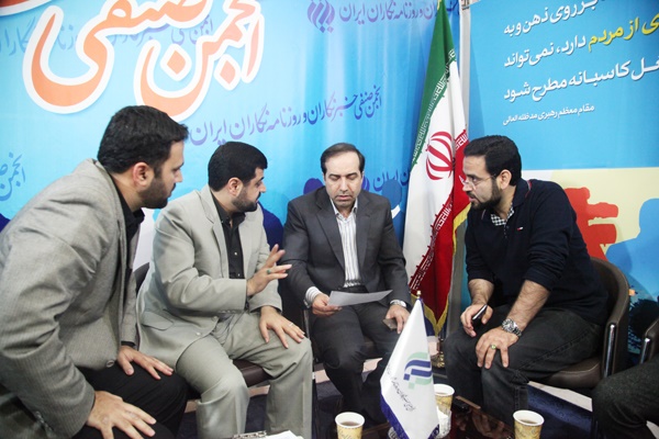 حضور معاون مطبوعاتی در غرفه انجمن صنفی روزنامه نگاران ایران