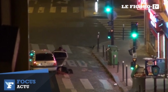 یکی از ساکنان پاریس از پنجره منزلش از یک قربانی فیلم گرفته است
