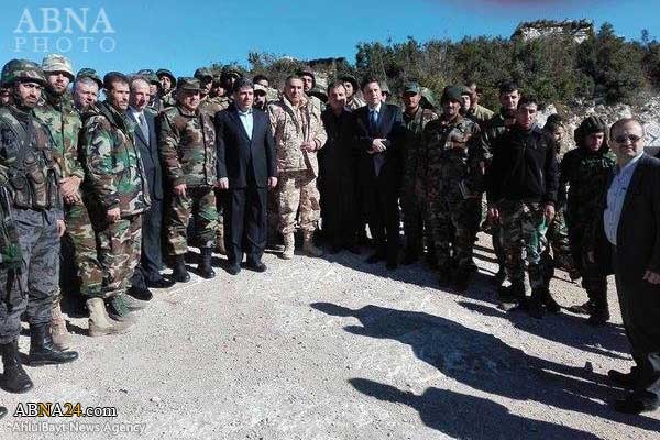 نخست‌وزیر سوریه پشت یک تیربار در خط مقدم درگیری با تروریست‌ها/ عکس