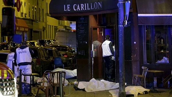 خبرفوری/ تائید انتحاری بودن دو حمله در پاریس/اعلام مقررات منع آمد و شد در پایتخت و  ورود ارتش به شهر