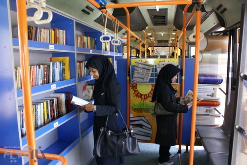 همزمان با هفته کتاب؛ ۱۰۰ اتوبوس و تاکسی در قم به کتابخانه مجهز می‌شود