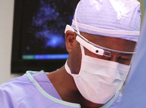 نخستین جراحی قلب با عینک گوگل/باز کردن رگ کرونر با دقت بالا