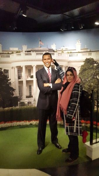 پیچاندن گوش مجسمه اوباما توسط زن ایرانی 
