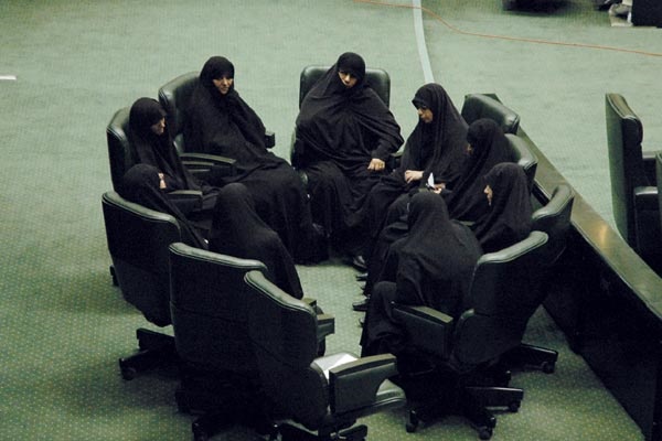 نگاهی به سهم زنان از کرسی​‌های 9 پارلمان ایران/ این بار چند نماینده زن به مجلس دهم می​‌روند؟