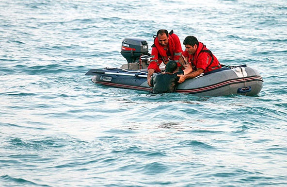 سرنشینان قایق موتوری سانحه دیده در دهانه تنگه هرمز از خطر غرق شدن نجات یافتند
