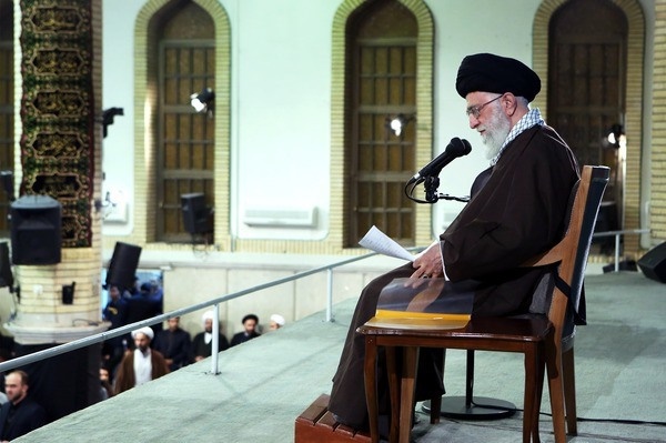 پاسخ مقام معظم رهبری به این سوال « دلیل سر دادن شعار مرگ برآمریکا توسط ملت ایران چیست؟»