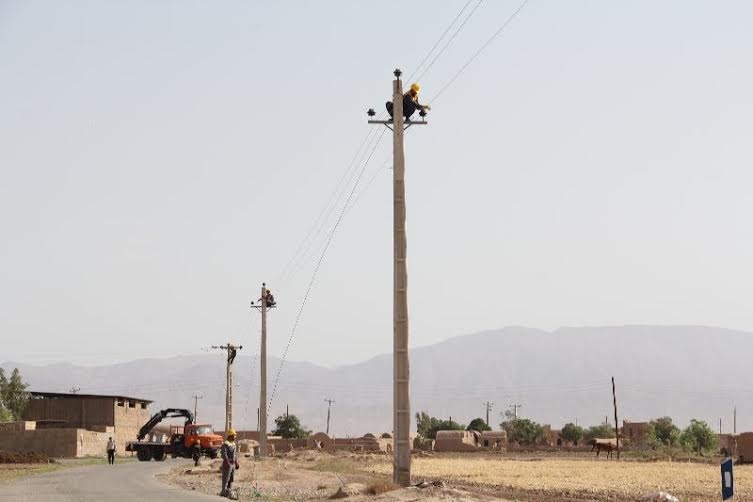 اجرای طرح توسعه 70 هزار متر شبکه توزیع برق در استان سمنان