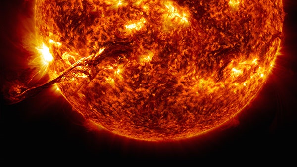 به عظمت خورشید ساعتها خیره بمانید!/انتشار فیلم 4K ناسا از سطح خورشید