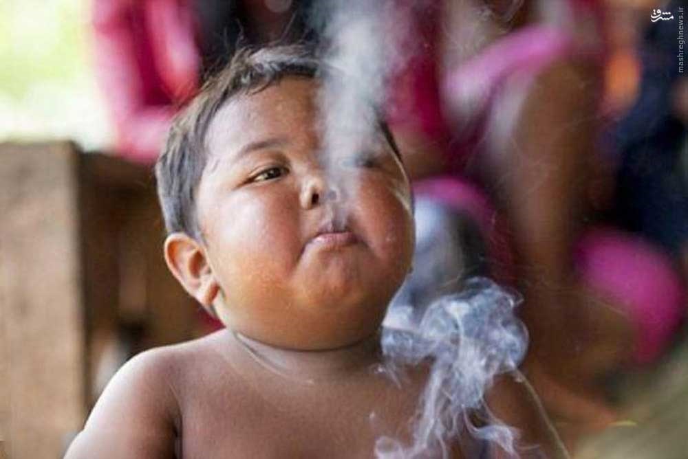کودکی که روزی ۴۰ نخ سیگار می کشد