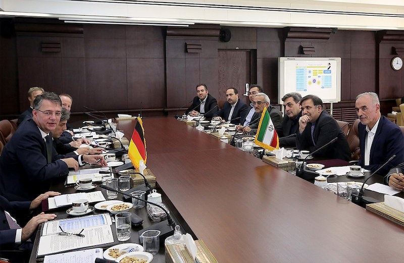 عباس آخوندی چه هدیه ای به هیات آلمانی داد؟