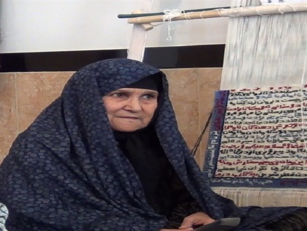مادر ۷۵ ساله‌ای که خواندن و نوشتن آموخت تا وصیت‌نامه فرزند شهیدش را روی قالیچه ببافد/ تصاویر