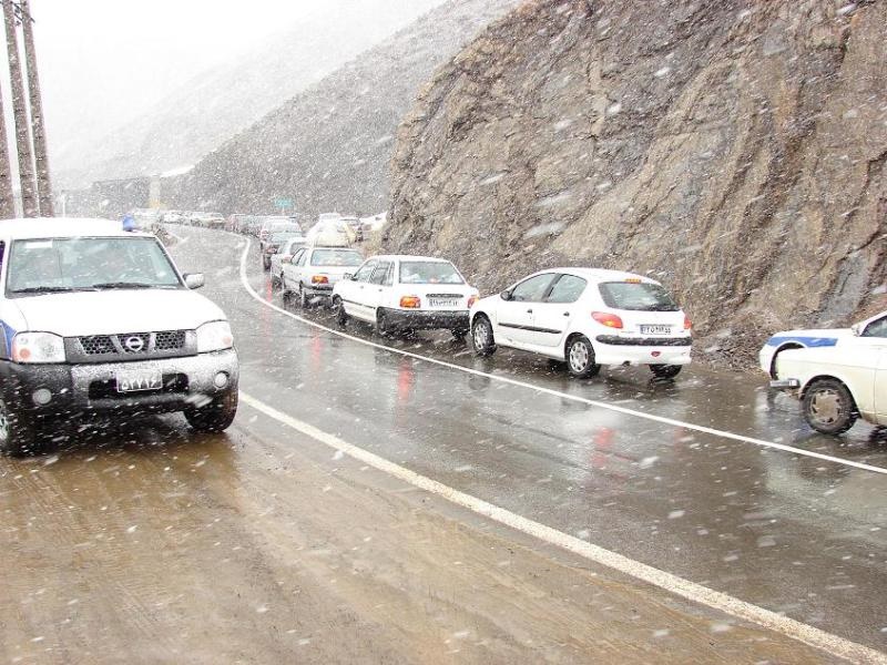 جاده های استان البرز لغزنده است / رانندگان مراقب باشند 