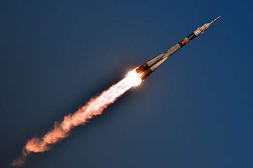 سه فضانورد جدید چطور به ایستگاه فضایی بین المللی رفتند؟/تصاویر پرتاب فضاپیمای سایوز از قزاقستان