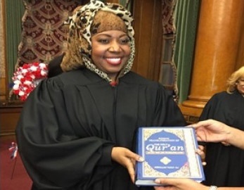 زن مسلمان سیاهپوست آمریکایی به عنوان قاضی در نیویورک به قرآن قسم خورد