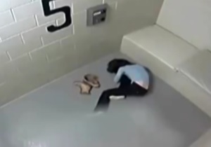 رفتار خشن پلیس آمریکا با یک زن در زندان
