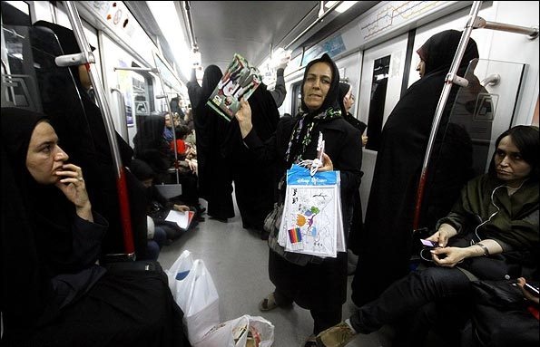 یک جامعه شناس شهری: طرح جمع آوری دستفروش های مترو شکست می خورد/دست فروشان راه دیگری ندارند