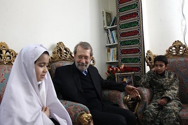 لاریجانی به دیدار خانواده محافظ آیت‌الله امامی کاشانی رفت