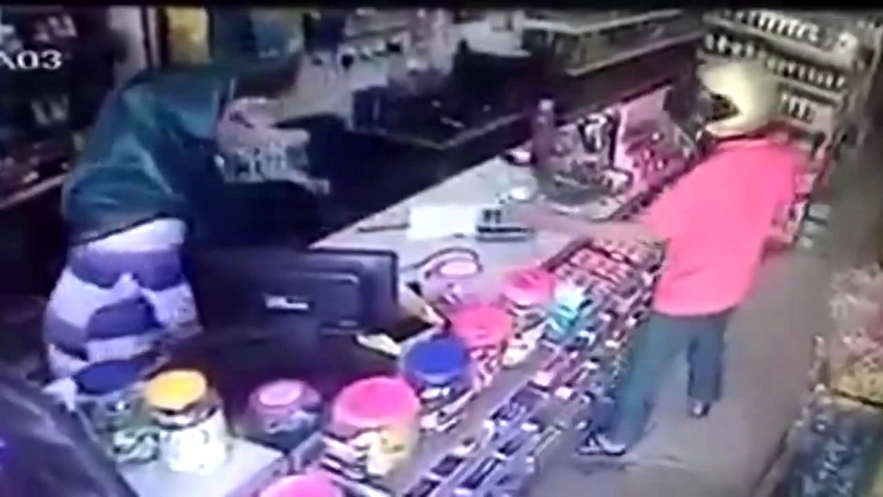 وقتی ساطور سارق مقابل شمشیر صاحب مغازه کم می آورد