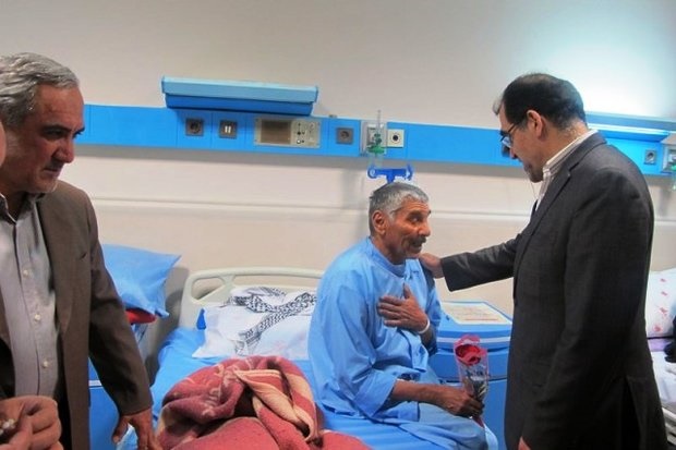 عیادت وزیر بهداشت از غبارزدگان اهواز: دولت مصمم است این مشکل را در سریع ترین زمان حل کند