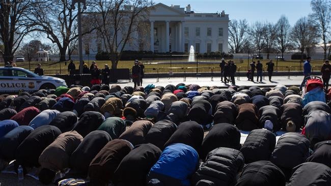 مسلمانان واشنگتن مقابل کاخ سفید به نماز جماعت ایستادند