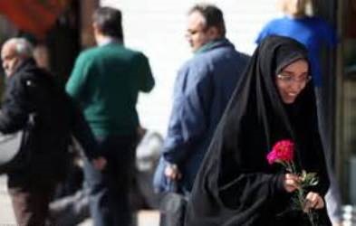 اهدا گل به بانوان محجبه در ۲۶ میدان پایتخت ازسوی یگان گشت ارشاد
