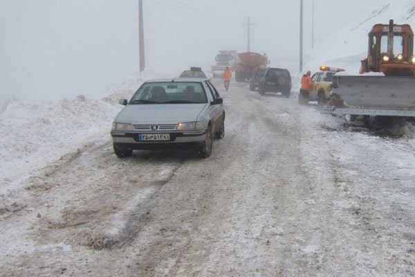 بارش برف در جاده‌های هراز، چالوس و فیروزکوه 